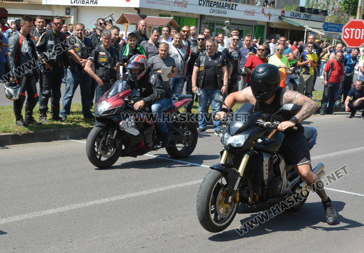 Танци на мотори и състезания на рокерски събор