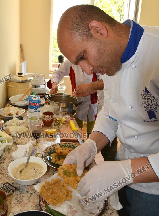Кмет и общински съветник в кулинарна надпрева със заешки ястия