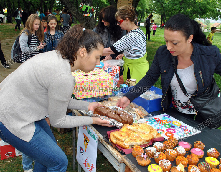 Ученици от „Климент“ почистиха Кенана, директорката танцува на сцената