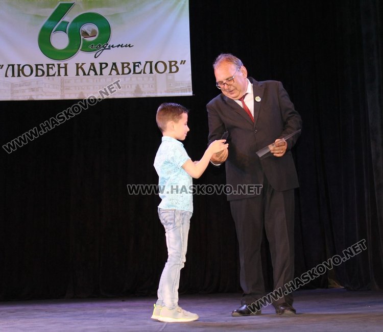 С тържествен концерт СУ "Любен Каравелов"  отпразнува 60 години