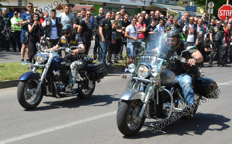 Танци на мотори и състезания на рокерски събор