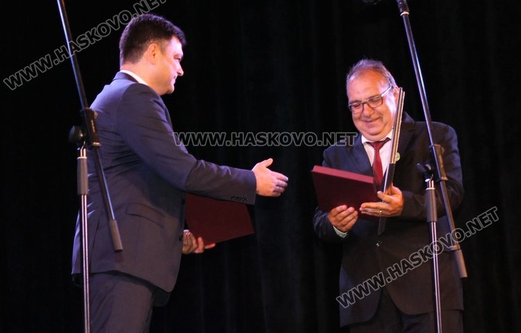 С тържествен концерт СУ "Любен Каравелов"  отпразнува 60 години