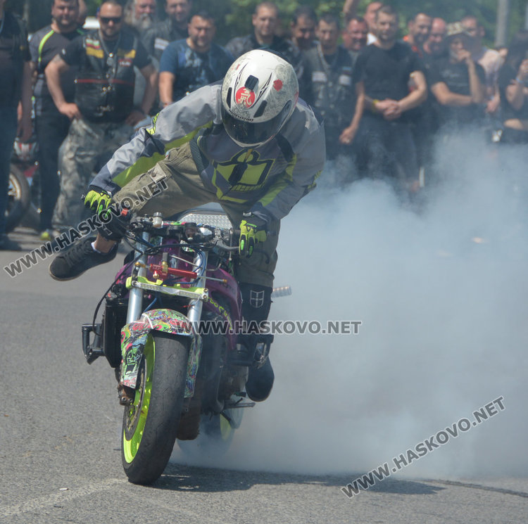 Танци на мотори и състезания на рокерски събор