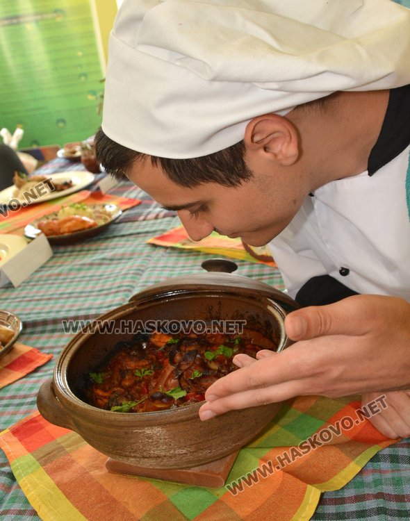 Кмет и общински съветник в кулинарна надпрева със заешки ястия