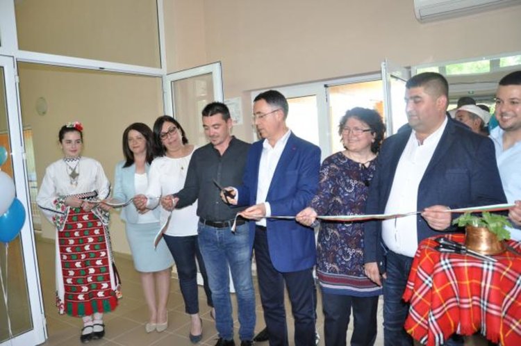 Кърджали вече с модерен закрит басейн, кметът преряза лентата