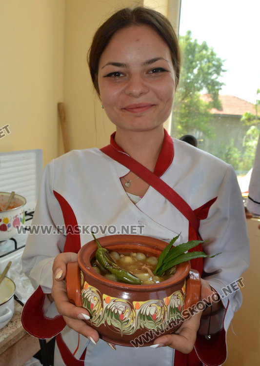 Кмет и общински съветник в кулинарна надпрева със заешки ястия