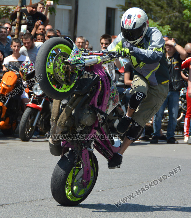 Танци на мотори и състезания на рокерски събор