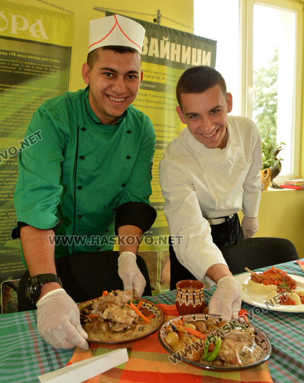 Кмет и общински съветник в кулинарна надпрева със заешки ястия