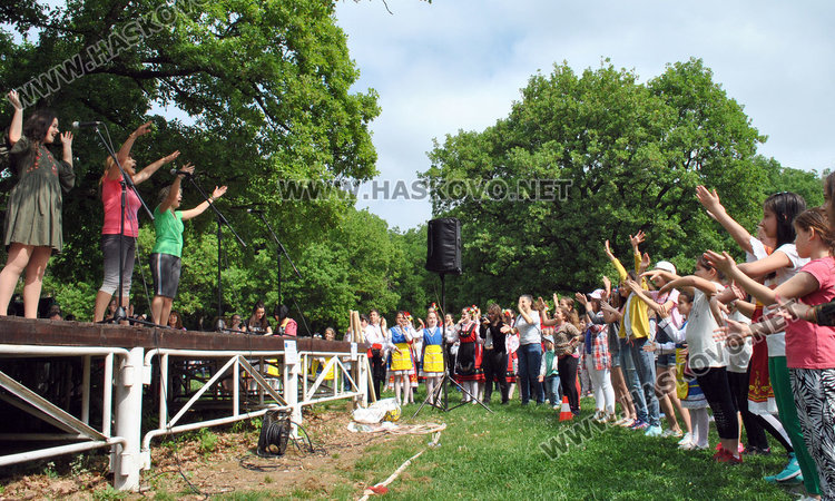 Ученици от „Климент“ почистиха Кенана, директорката танцува на сцената