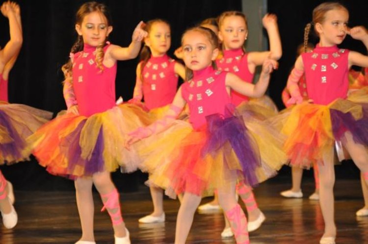 Деца показаха съвременни танци в Дома на културата
