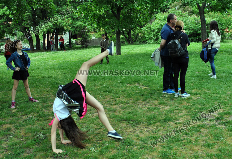 Ученици от „Климент“ почистиха Кенана, директорката танцува на сцената