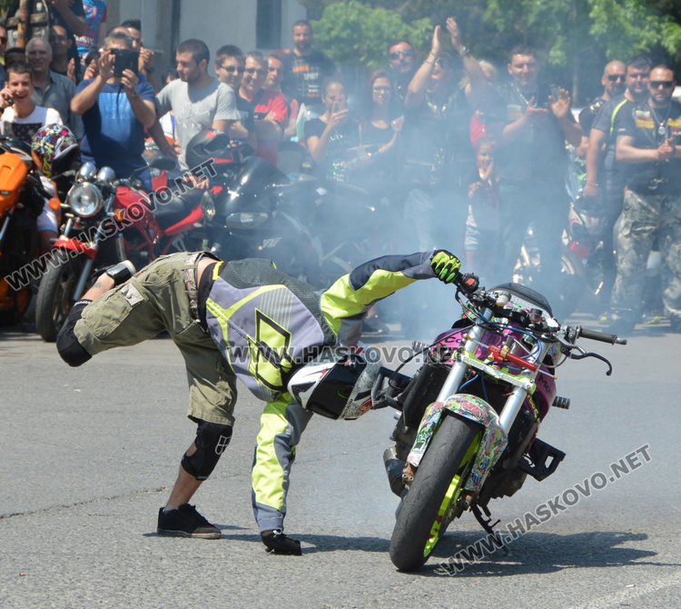 Танци на мотори и състезания на рокерски събор