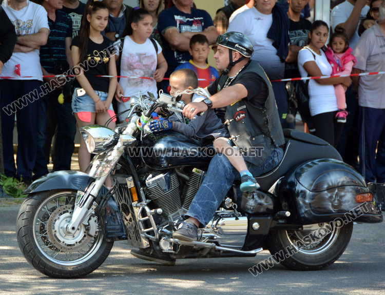 Танци на мотори и състезания на рокерски събор