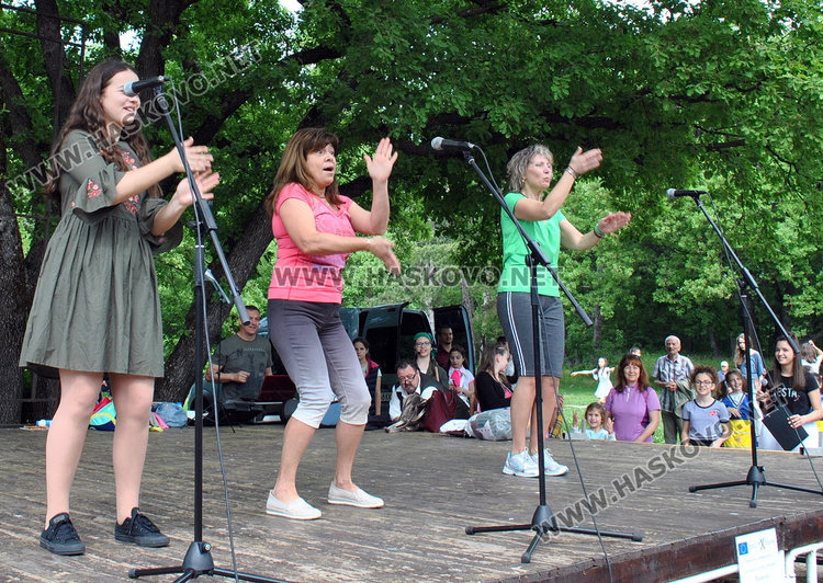 Ученици от „Климент“ почистиха Кенана, директорката танцува на сцената