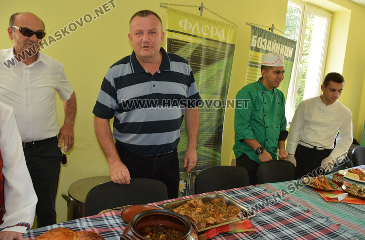 Кмет и общински съветник в кулинарна надпрева със заешки ястия