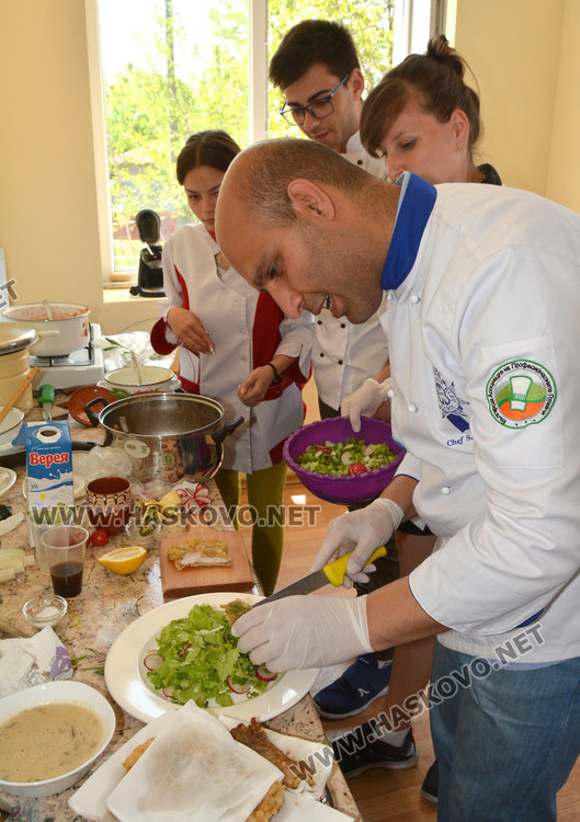 Кмет и общински съветник в кулинарна надпрева със заешки ястия