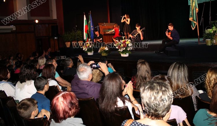 С тържествен концерт СУ "Любен Каравелов"  отпразнува 60 години