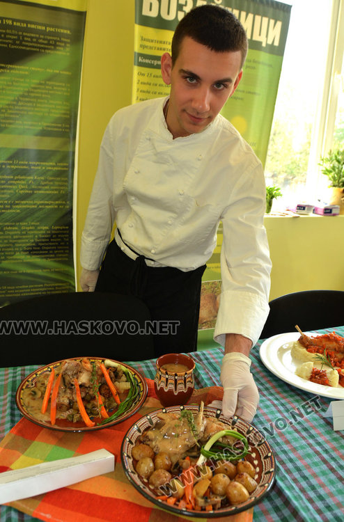 Кмет и общински съветник в кулинарна надпрева със заешки ястия