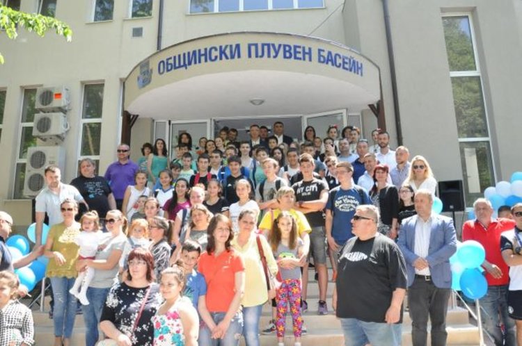 Кърджали вече с модерен закрит басейн, кметът преряза лентата