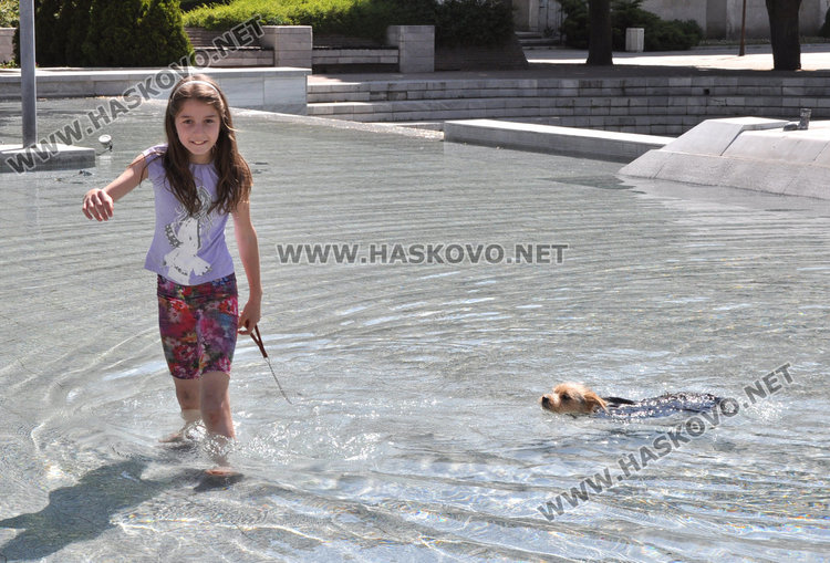 Шадраванът спасява от априлската жега в Хасково