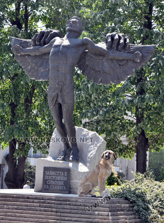 Шадраванът спасява от априлската жега в Хасково