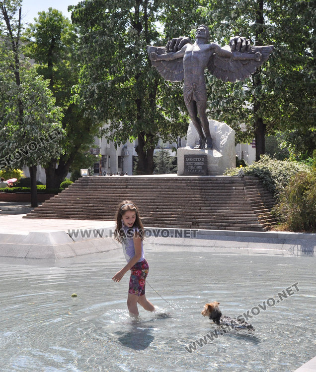 Шадраванът спасява от априлската жега в Хасково