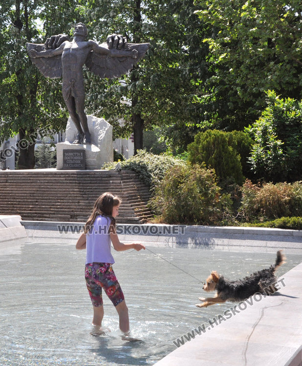 Шадраванът спасява от априлската жега в Хасково