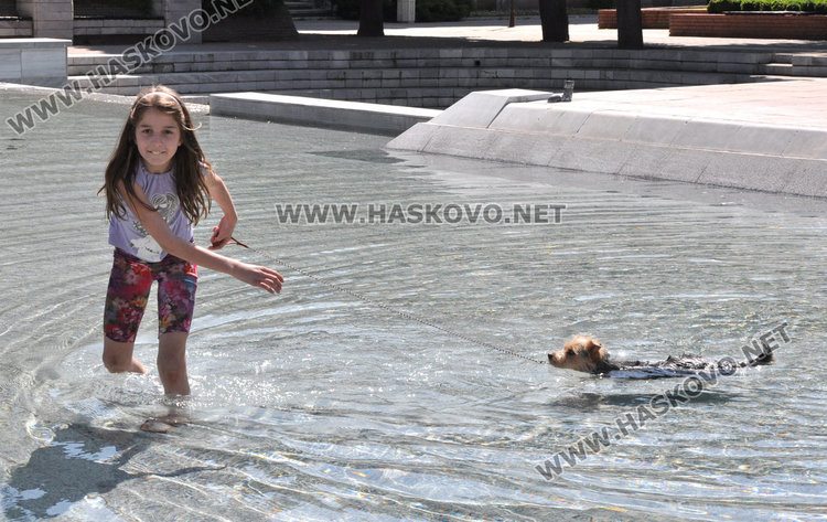 Шадраванът спасява от априлската жега в Хасково