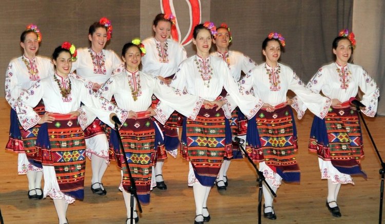 Концерт „Пролетно веселие“ напълни залата на най-голямото читалище в Смолян