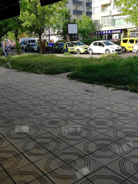 Кола наниза три автомобила във „Възрожденци“, причината разсеяност/снимки/