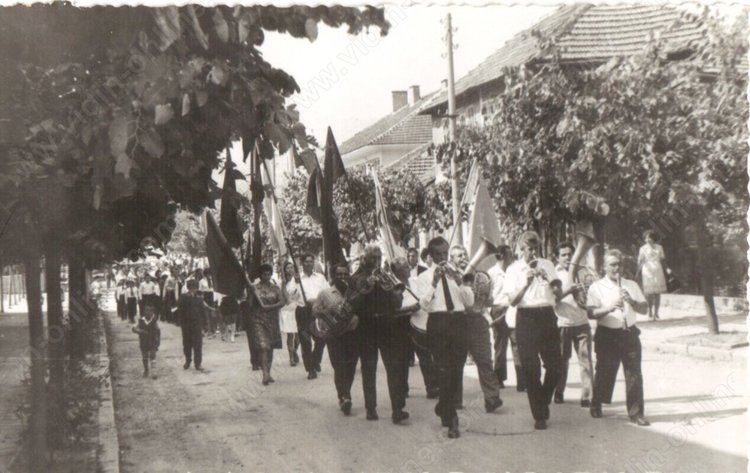 1 май: На сърца ни да олекне, да живей, живей труда! (видео)