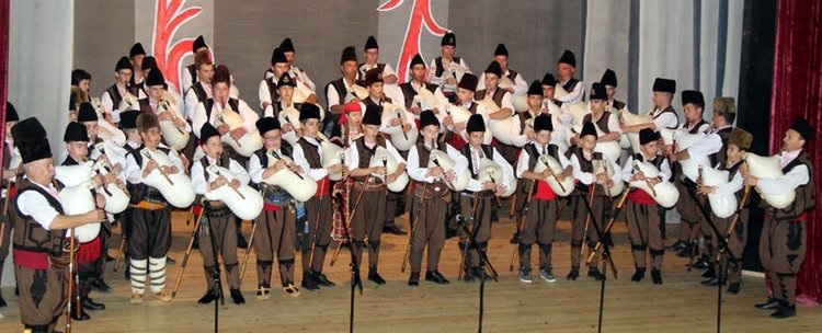 Концерт „Пролетно веселие“ напълни залата на най-голямото читалище в Смолян