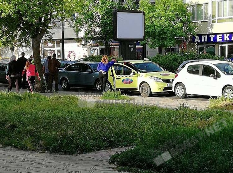 Кола наниза три автомобила във „Възрожденци“, причината разсеяност/снимки/