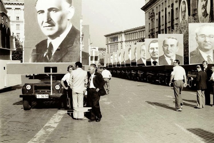 1 май: На сърца ни да олекне, да живей, живей труда! (видео)