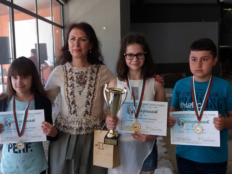 Александра, Валентина и Геори от 4 б клас с кл.ръководител Стела Иванова