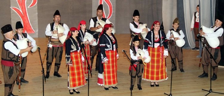 Концерт „Пролетно веселие“ напълни залата на най-голямото читалище в Смолян