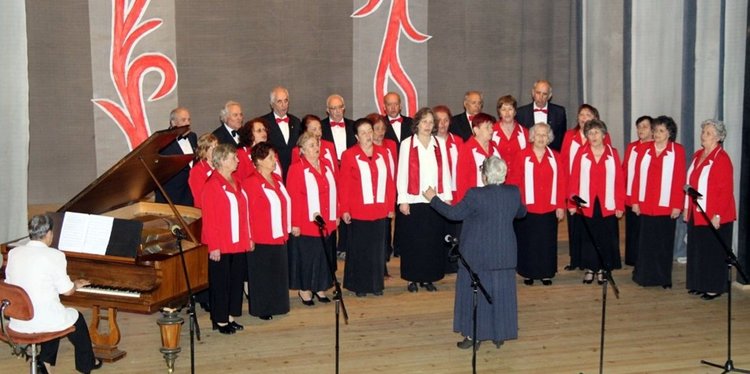 Концерт „Пролетно веселие“ напълни залата на най-голямото читалище в Смолян