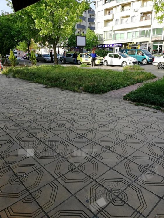 Кола наниза три автомобила във „Възрожденци“, причината разсеяност/снимки/