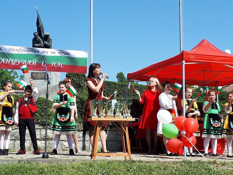 350 танцьори се включиха в пролетното надиграване в Кърджали