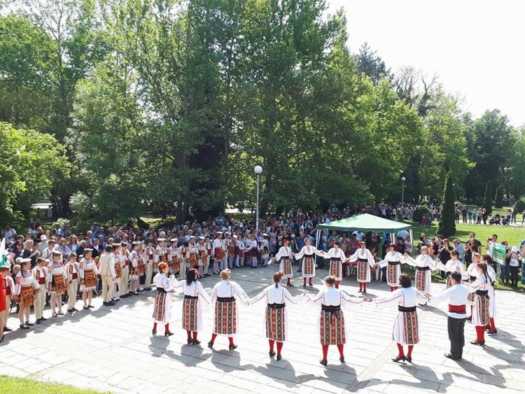 350 танцьори се включиха в пролетното надиграване в Кърджали