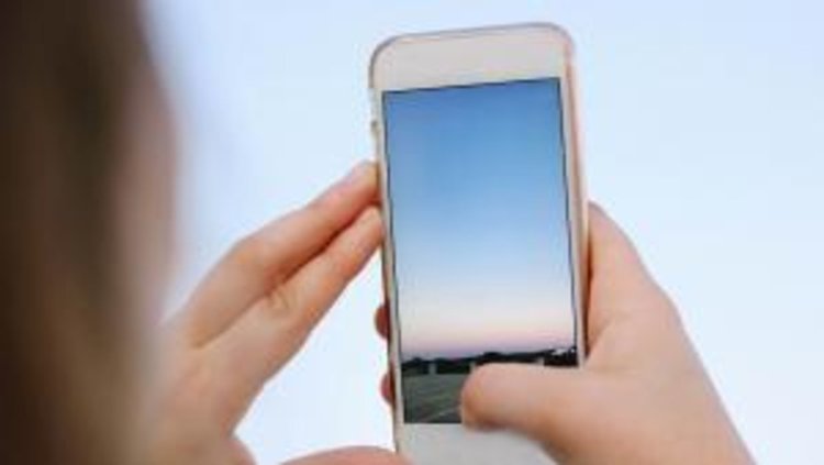 Опасна мода: Деца увиснаха от покрива на 16-етажен блок, за да си направят клип