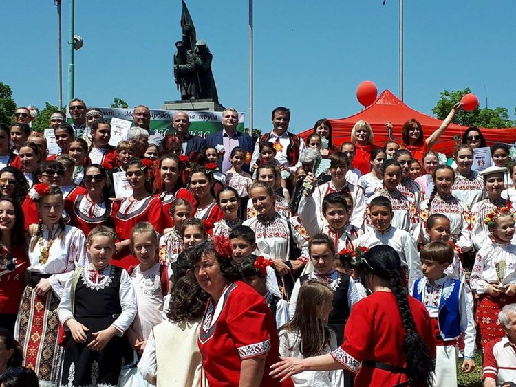 350 танцьори се включиха в пролетното надиграване в Кърджали