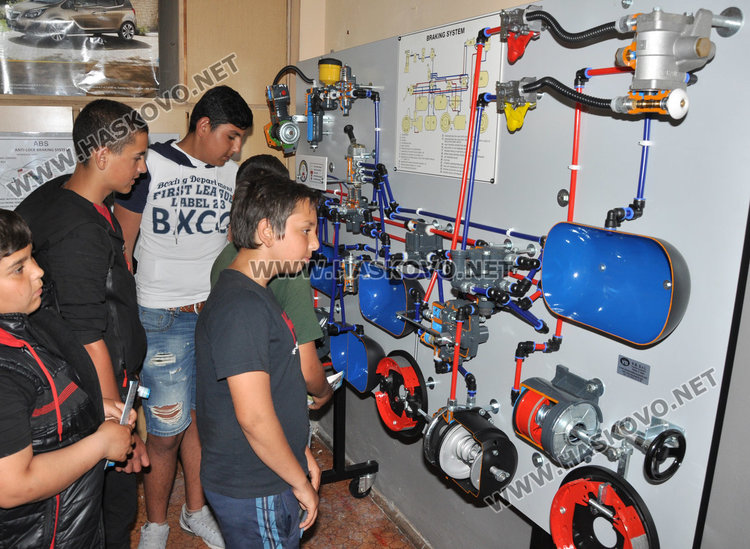 Седмокласници на опашка да карат трактор в гимназията по транспорт 