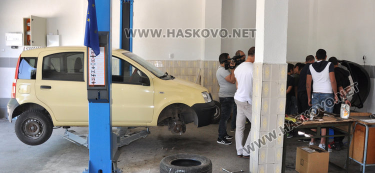 Седмокласници на опашка да карат трактор в гимназията по транспорт 