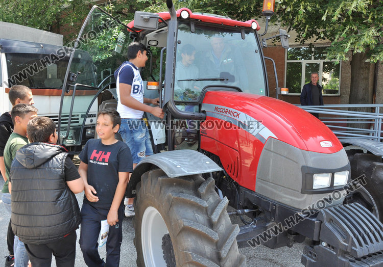 Седмокласници на опашка да карат трактор в гимназията по транспорт 