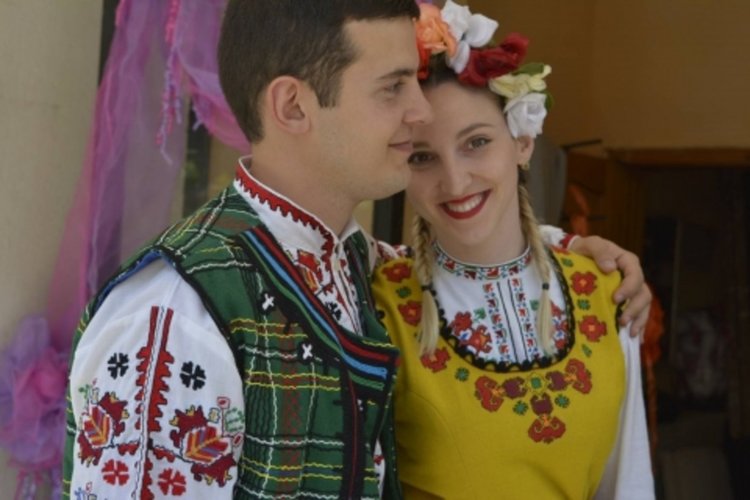 Влюбени се ожениха в народни носии, запознали се в залата за хора в Мадан