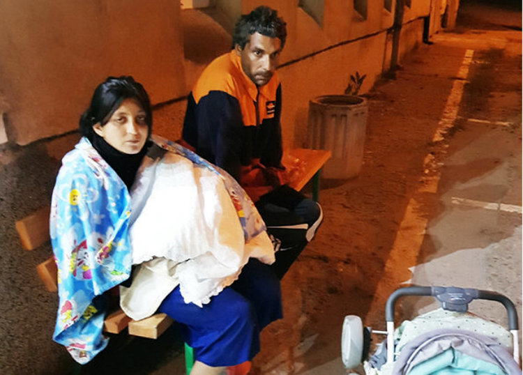 Полицаи платиха от джоба си нощувка в хотел на семейство в беда