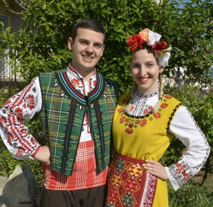 Влюбени се ожениха в народни носии, запознали се в залата за хора в Мадан