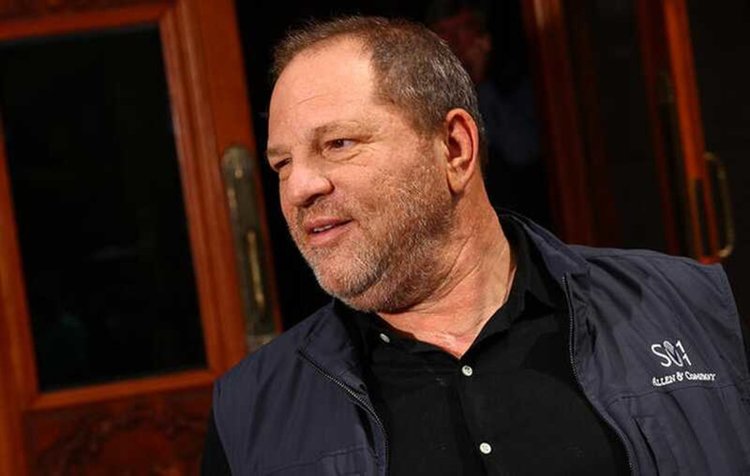 Помощничка на Уейнщайн го съди за изнасилване