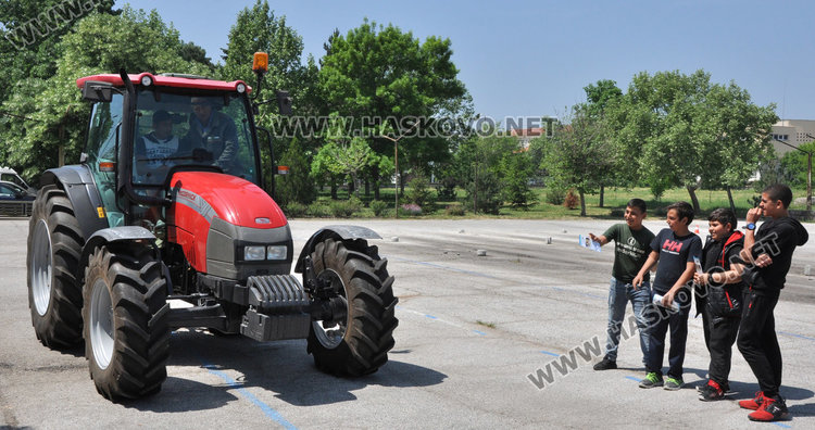 Седмокласници на опашка да карат трактор в гимназията по транспорт 